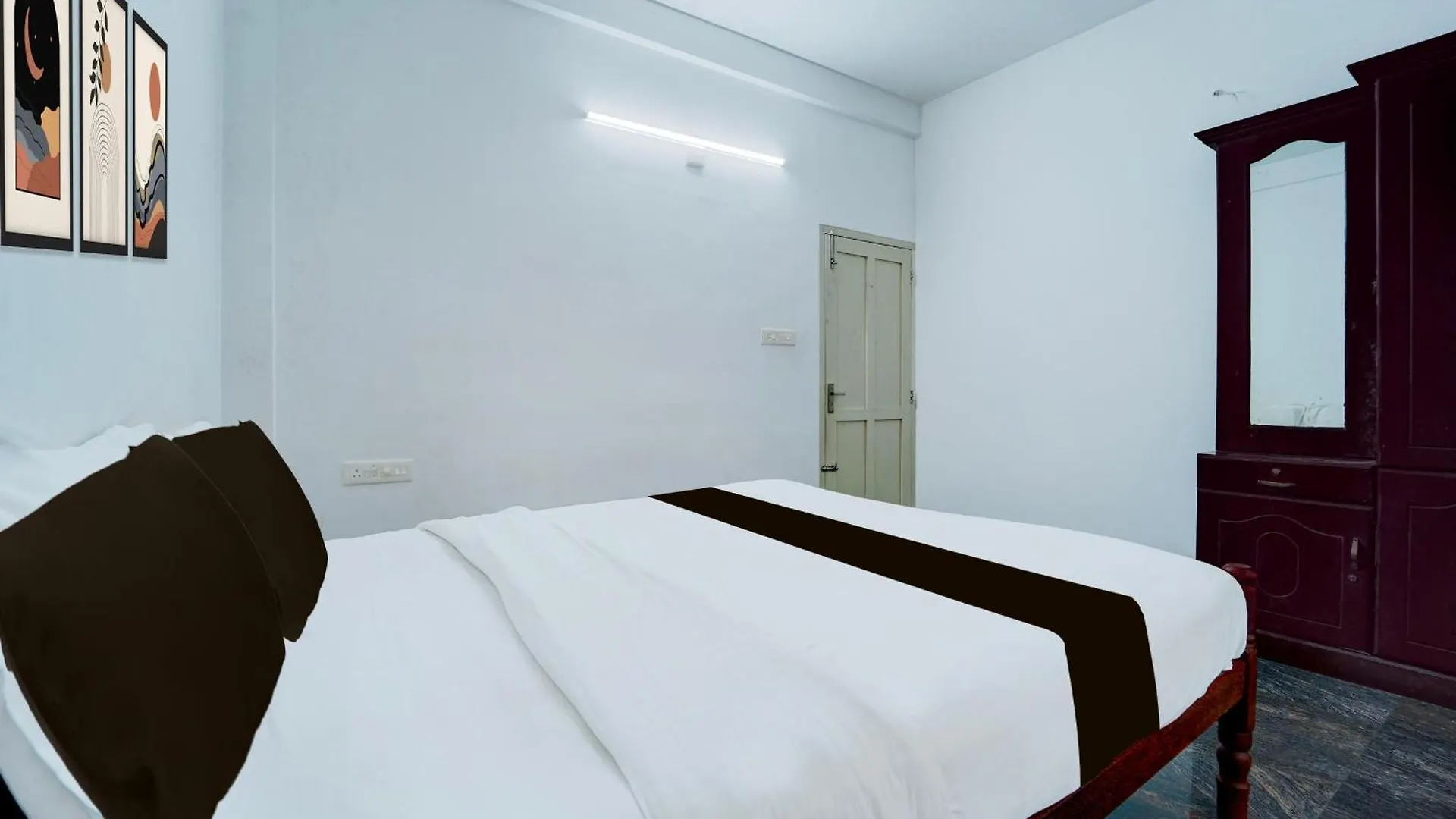Hotel O Chembumukku Kakkanad Kochi